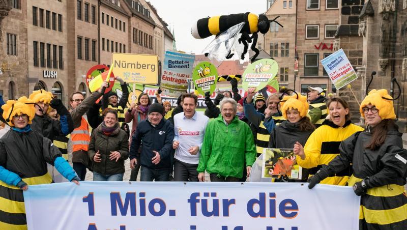 Becker (ÖDP, M,l-r), Schäffer (LBV), Hartmann (Grüne) und Mergner (Bund Naturschutz) mit Unterstützern des Volksbegehrens. Foto: Toni Mader
