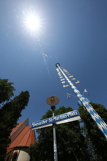 Moosachs Keimzelle und lebendiges Zentrum: die alte St. Martinskirche am St.-Martins-Platz.