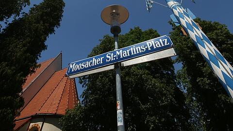 Moosachs Keimzelle und lebendiges Zentrum: die alte St. Martinskirche am St.-Martins-Platz.