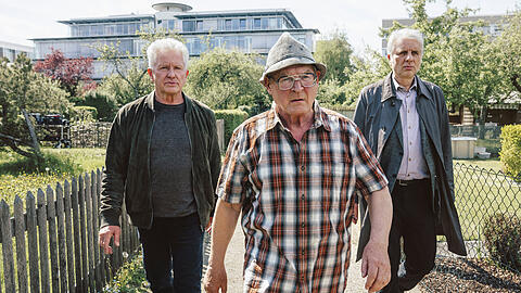 Die Münchner "Tatort"-Kommissare Ivo Batic (Miroslav Nemec, links) und Franz Leitmayr (Udo Wachtveitl, rechts) ermitteln gegen den Grantler Hackl (Burghart Klaußner).