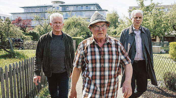 Die Münchner "Tatort"-Kommissare Ivo Batic (Miroslav Nemec, links) und Franz Leitmayr (Udo Wachtveitl, rechts) ermitteln gegen den Grantler Hackl (Burghart Klaußner).
