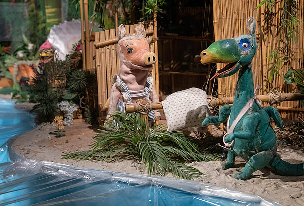 Urmel aus dem Eis (r) steht im Puppenkistenmuseum "Die Kiste" neben dem Schwein Wutz. Die Figuren gehören zu den berühmtesten Puppen der Augsburger Puppenkiste. Urmel aus dem Eis (r) steht im Puppenkistenmuseum "Die Kiste" neben dem Schwein Wutz. Die Figuren gehören zu den berühmtesten Puppen der Augsburger Puppenkiste.