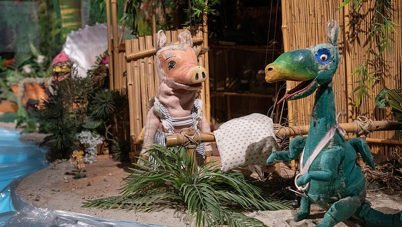 Urmel aus dem Eis (r) steht im Puppenkistenmuseum "Die Kiste" neben dem Schwein Wutz. Die Figuren gehören zu den berühmtesten Puppen der Augsburger Puppenkiste. Urmel aus dem Eis (r) steht im Puppenkistenmuseum "Die Kiste" neben dem Schwein Wutz. Die Figuren gehören zu den berühmtesten Puppen der Augsburger Puppenkiste.