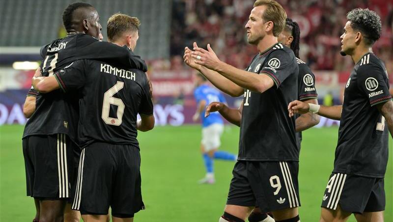 Superstar als erster Gratulant: Harry Kane (r.) beglückwünscht Nicolas Jackson zu seinem ersten Tor im Bayern-Dress.
