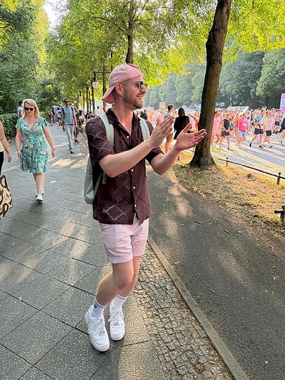 Henry Fr&ouml;mmichen vor dem Anschlag beim CSD in Berlin. Die Stimmung sei ausgelassen und wunderbar gewesen, beschreibt er r&uuml;ckblickend.