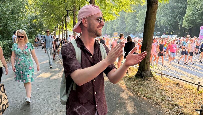 Henry Fr&ouml;mmichen vor dem Anschlag beim CSD in Berlin. Die Stimmung sei ausgelassen und wunderbar gewesen, beschreibt er r&uuml;ckblickend.