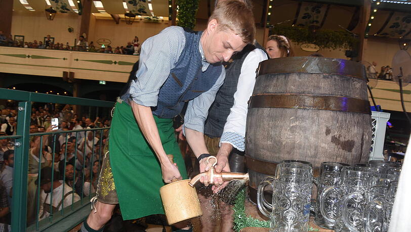 Dominik Krause eröffnet offiziell das 191. Oktoberfest am 19. September. Das Foto zeigt den Grünen beim Anzapfen in der Bräurosl vor zwei Jahren. Dominik Krause eröffnet offiziell das 191. Oktoberfest am 19. September. Das Foto zeigt den Grünen beim Anzapfen in der Bräurosl vor zwei Jahren.