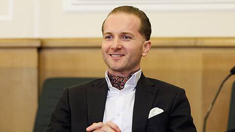 Im Anzug und mit Einstecktuch - so pr&auml;sentierte sich Hendrik Holt gerne. (Archivbild)