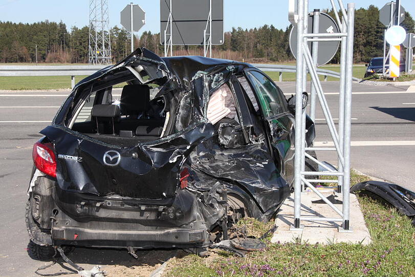 Bei dem heftigen Aufprall wurde das Auto vollständig demoliert.