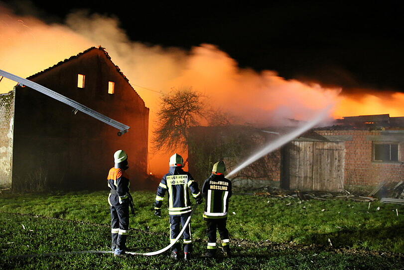 Scheunenbrand in Litlbach. Die Bilder vom Feuerwehreinsatz.