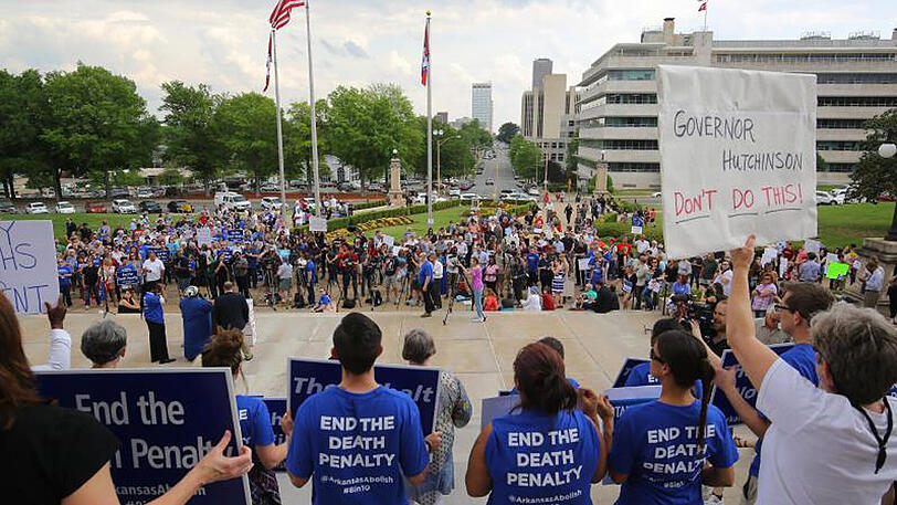Protesten gegen eine geplante Serie von Hinrichtungen im US-Bundesstaat Arkansas vor dem Parlamentsgebäude in Little Rock.
