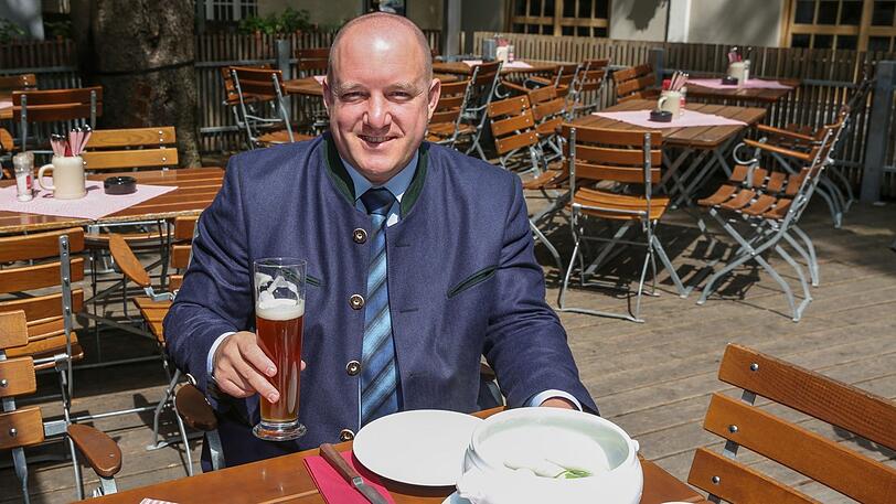 Weißbier, Weißwurst, königsblauer Tranchtenjanker: Richard Progl (40), der OB-Kandidat und Stadtrat der Bayernpartei, beim AZ-Gespräch im Paulaner Bräuhaus.