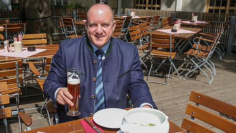 Weißbier, Weißwurst, königsblauer Tranchtenjanker: Richard Progl (40), der OB-Kandidat und Stadtrat der Bayernpartei, beim AZ-Gespräch im Paulaner Bräuhaus.