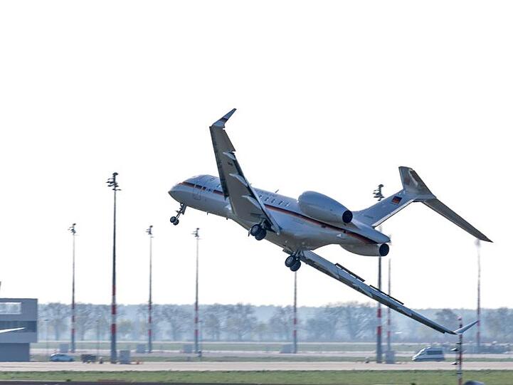 Knapp an der Katastrophe vorbei: Der Jet der Regierungs-Flugbereitschaft beim Landeanflug auf den Flughafen Schönefeld.