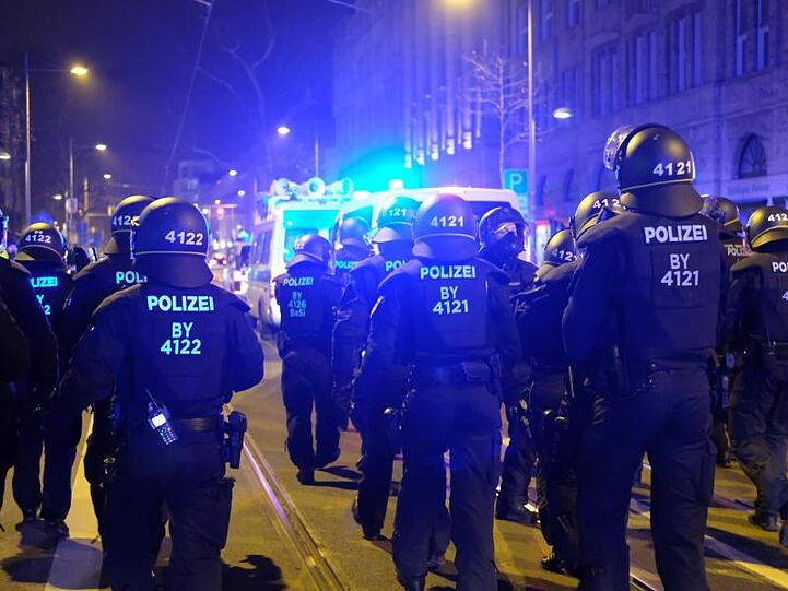 Polizisten begleiten die Demonstration.