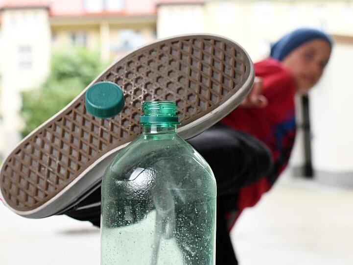 Die sogenannte "Bottle Cap Challenge" war 2019 in sozialen Netzwerken ein Hit.