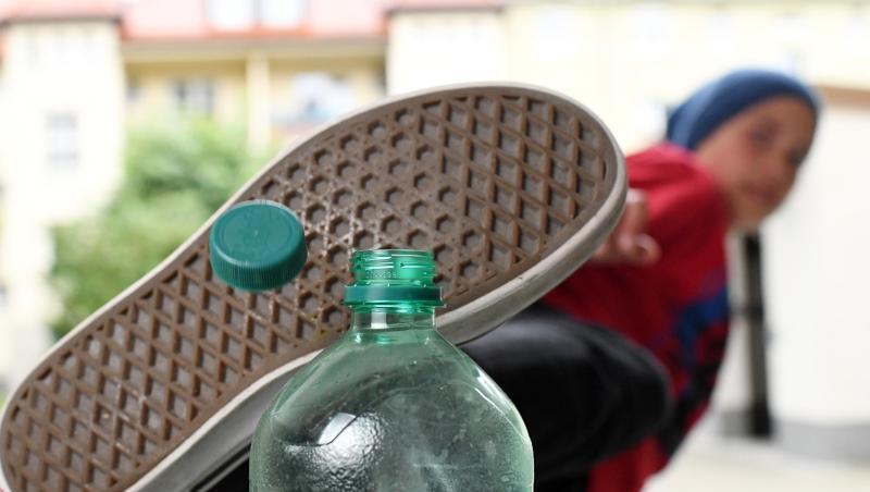 Die sogenannte "Bottle Cap Challenge" war 2019 in sozialen Netzwerken ein Hit. Die sogenannte "Bottle Cap Challenge" war 2019 in sozialen Netzwerken ein Hit.