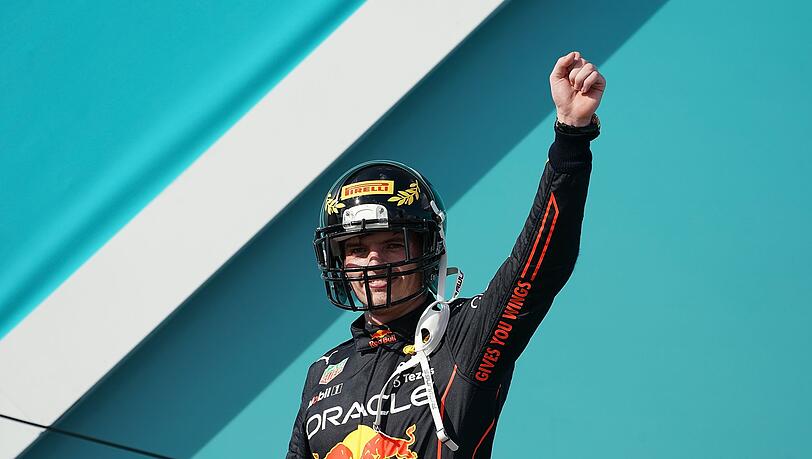 Red-Bull-Pilot Max Verstappen reckt bei der Siegerehrung die Faust in die Luft.