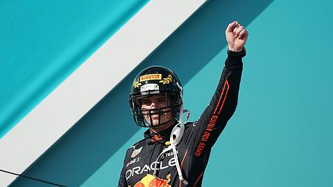 Red-Bull-Pilot Max Verstappen reckt bei der Siegerehrung die Faust in die Luft.