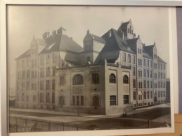 Seit 125 Jahren gibt es die Guldeinschule im Westend. Gebaut hat sie der Münchner Architekt, Stadtplaner und Hochschullehrer Theodor Fischer – samt Suppensaal, einem Brausebad im Keller und einem "Karzer". Seit 125 Jahren gibt es die Guldeinschule im Westend. Gebaut hat sie der Münchner Architekt, Stadtplaner und Hochschullehrer Theodor Fischer – samt Suppensaal, einem Brausebad im Keller und einem "Karzer".