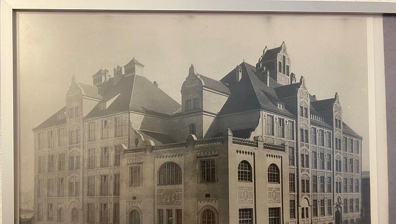 Seit 125 Jahren gibt es die Guldeinschule im Westend. Gebaut hat sie der Münchner Architekt, Stadtplaner und Hochschullehrer Theodor Fischer – samt Suppensaal, einem Brausebad im Keller und einem "Karzer". Seit 125 Jahren gibt es die Guldeinschule im Westend. Gebaut hat sie der Münchner Architekt, Stadtplaner und Hochschullehrer Theodor Fischer – samt Suppensaal, einem Brausebad im Keller und einem "Karzer".