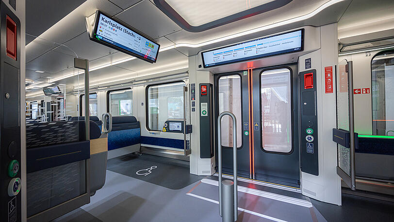 Die DB und Siemens präsentieren ein begehbares Modell der künftigen XXL‑S‑Bahn auf dem Münchner Königsplatz während der IAA Mobility.