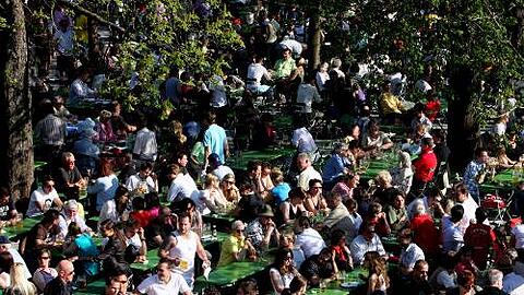 Bitterer Beigeschmack: In vielen Gärten sind die Bierpreise erneut gestiegen.