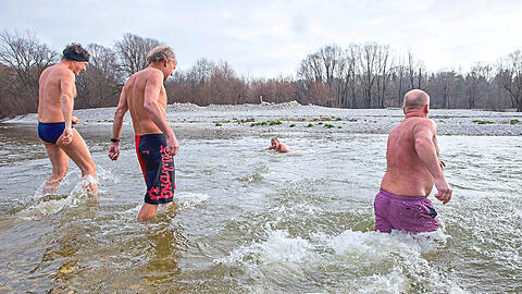 Am 1. Januar kommen eingefleischte Winterbader und mutige Neulinge am Flaucher zusammen. Um Punkt 12 Uhr st&uuml;rzen sich die Wagemutigen in das eisige Wasser der Isar. Im Anschluss gibt es mitgebrachte Schmankerl, einen Ratsch und W&auml;rme aus der Feuertonne. Hier ein Foto eines vergangenen Neujahr-Badegangs.