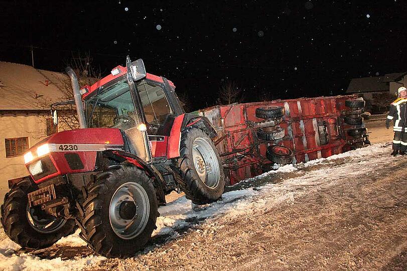 Unfall mit Schweine-Hänger auf der Staatsstraße 2084 in Richtung Schwindegg. Die Bilder