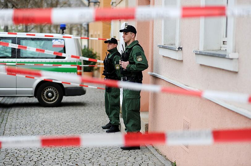 Ein Hinterhof in Lichtenberg: Die Polizei geht neuen Hinweisen nach und sucht nach der Leiche der vermissten Peggy