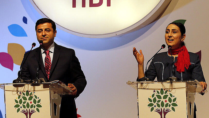 Nach HDP-Chef Selahattin Demirtas (l) droht nun auch der Ko-Vorsitzenden Figen Yuksekdag (r) ein Prozess. Nach HDP-Chef Selahattin Demirtas (l) droht nun auch der Ko-Vorsitzenden Figen Yuksekdag (r) ein Prozess.