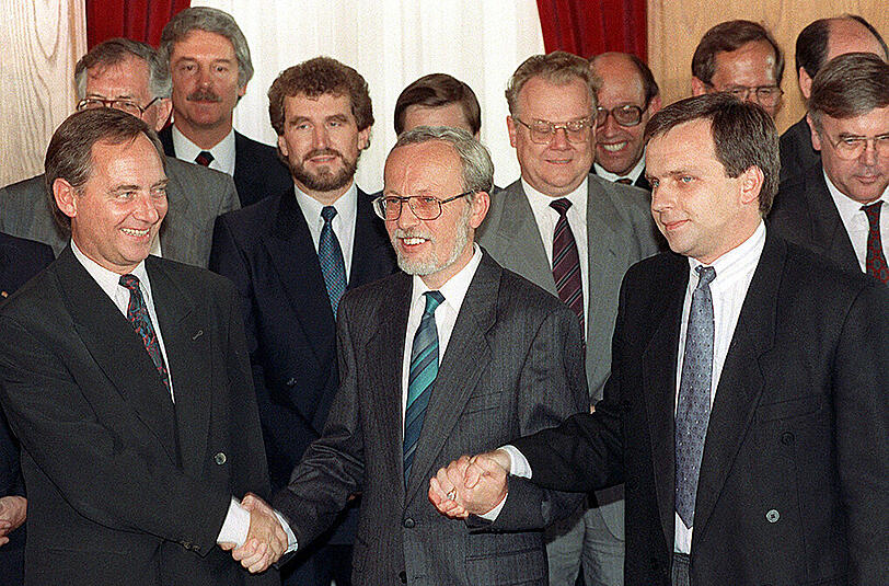Gleichzeitiger Händedruck von DDR-Ministerpräsident Lothar de Maiziere (M) für Bundesinnenminister Wolfgang Schäuble (l) und DDR-Staatssekretär Günther Krause am 31. August 1990. Im Palais Unter den Linden in Berlin besiegelten am 31. August 1990 die Regierungen beider deutscher Staaten den Beitritt der DDR zur Bundesrepublik am 3. Oktober 1990.