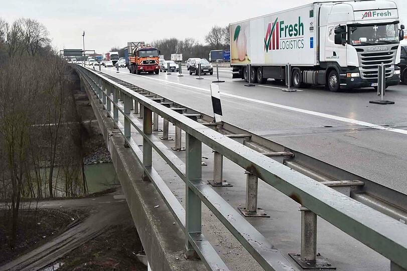 Wegen der Sperrung von zwei Spuren kommt es auf der A 99 zu starken Verkehrsbehinderungen.