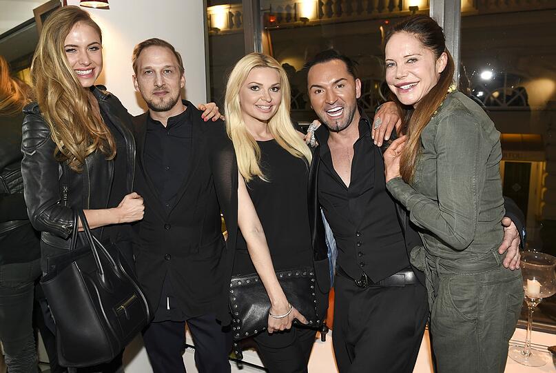 Alena Gerber, Belinda Gold und Peter Kollmann mit Marcus Heinzelmann (Concept Store Heinzelmann Munich) und Doreen Dietel (v.l.)