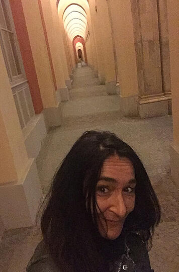 Irene Kleber, Rathaus-Reporterin: "München bei Nacht: lieb&rsquo; ich. Wenn die Isar flimmert. Kneipenfenster psychedelisch leuchten. Fassaden magisch strahlen &ndash; wie hier die Arkaden der Regierung von Oberbayern. Schaut dann aus wie Rom, Versailles, Alexandria. Ist aber daheim. Wie schön."