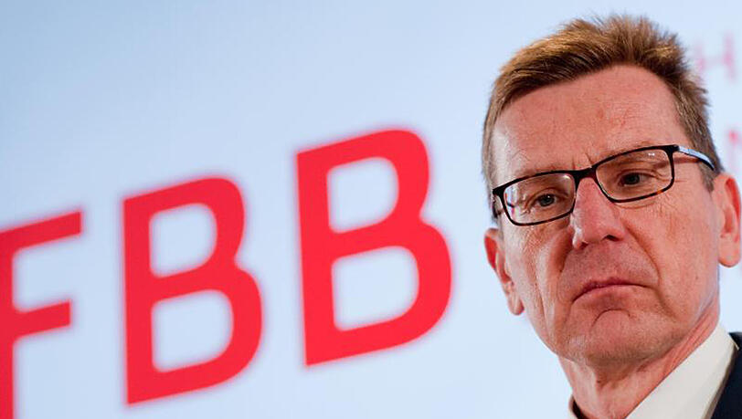 Der Vorsitzende der Geschäftsführung der Flughafengesellschaft Berlin Brandenburg (FBB), Karsten Mühlenfeld, steht in Berlin während einer Pressekonferenz vor einer Projektion, auf der das Kürzel "FBB" für Flughafen Berlin Brandenburg zu lesen ist. Der Berliner Flughafenchef Karsten Mühlenfeld verlässt vorzeitig das Unternehmen. Der Vorsitzende der Geschäftsführung der Flughafengesellschaft Berlin Brandenburg (FBB), Karsten Mühlenfeld, steht in Berlin während einer Pressekonferenz vor einer Projektion, auf der das Kürzel "FBB" für Flughafen Berlin Brandenburg zu lesen ist. Der Berliner Flughafenchef Karsten Mühlenfeld verlässt vorzeitig das Unternehmen.