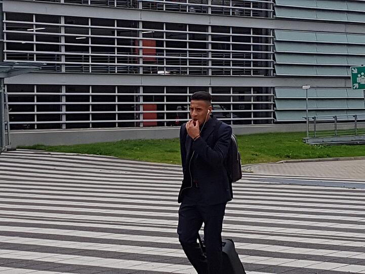 Die Bilder vom Abflug des FC Bayern nach Paris.