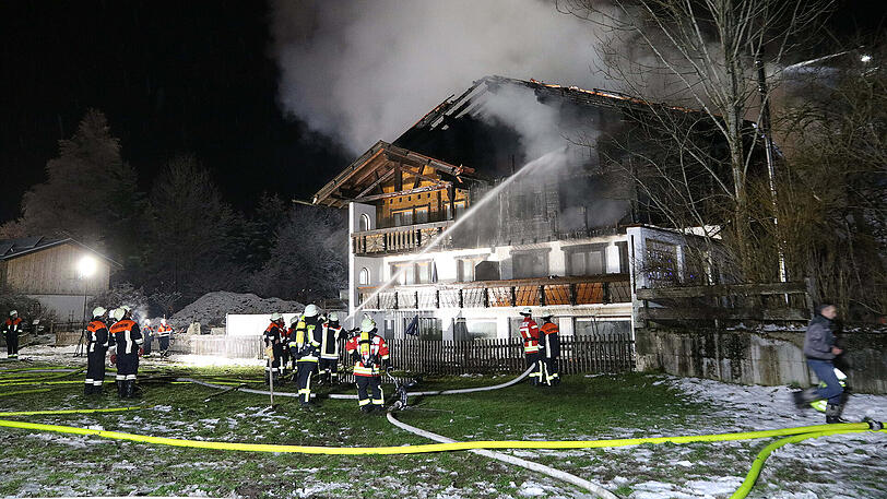 Das Hotel wird derzeit renoviert und steht leer &ndash; Verletzte gab es deswegen keine. Die Bilder vom Einsatz.