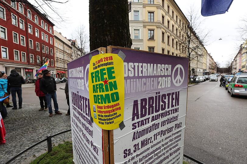 Traditionell zu Ostern marschieren die Menschen durch zahlreiche deutsche Städte. Auch in München demonstrieren hunderte für den Frieden.