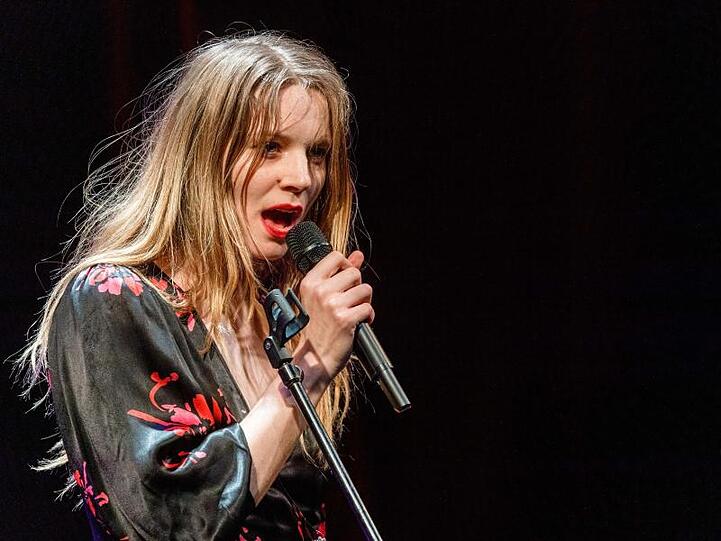 Singen kann sie auch: Lilith Stangenberg nach der Verleihung des Preises in Hamburg.