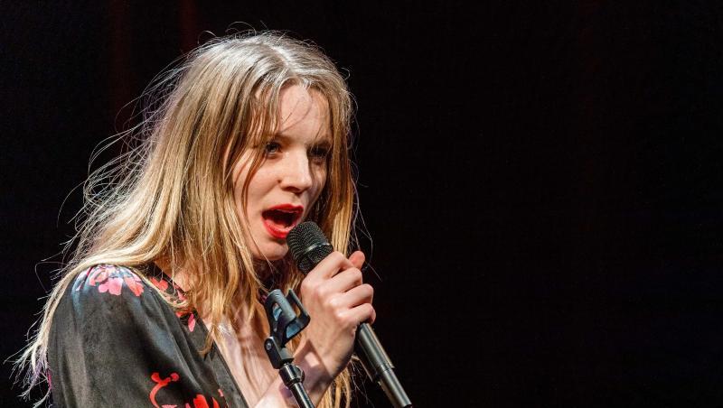 Singen kann sie auch: Lilith Stangenberg nach der Verleihung des Preises in Hamburg. Singen kann sie auch: Lilith Stangenberg nach der Verleihung des Preises in Hamburg.