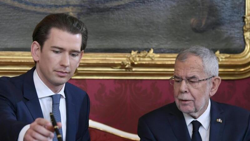 Sebastian Kurz, Bundeskanzler von Österreich, unterzeichnet seine Ernennungsurkunde neben Bundespräsident Alexander Van der Bellen. Sebastian Kurz, Bundeskanzler von Österreich, unterzeichnet seine Ernennungsurkunde neben Bundespräsident Alexander Van der Bellen.