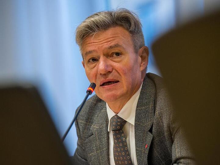 Horst Arnold (SPD), SPD-Fraktionschef, spricht auf einer Pressekonferenz. Foto: Marc Müller/Archivbild