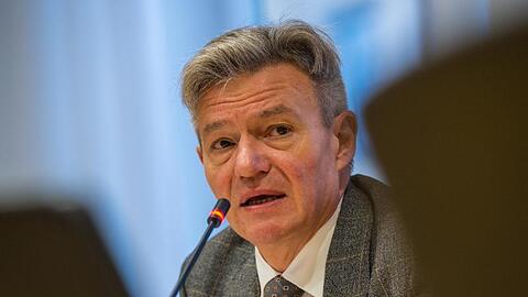 Horst Arnold (SPD), SPD-Fraktionschef, spricht auf einer Pressekonferenz. Foto: Marc Müller/Archivbild