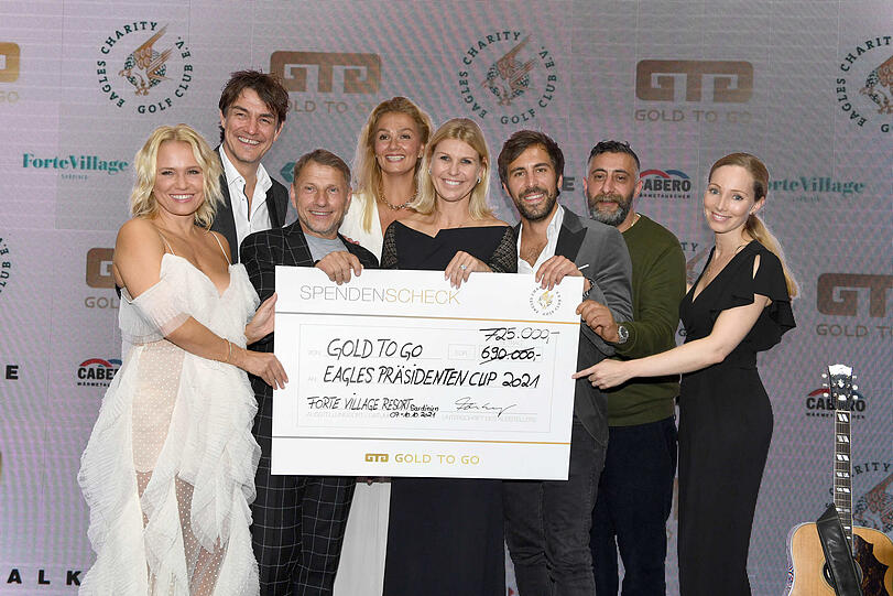 Nova Meierhenrich, Matze Knop, Richy Müller, Franziska van Almsick, Max Giesinger, Kida Khodr Ramadan und Julia Fleschenberg mit dem stolzen Spendenscheck.