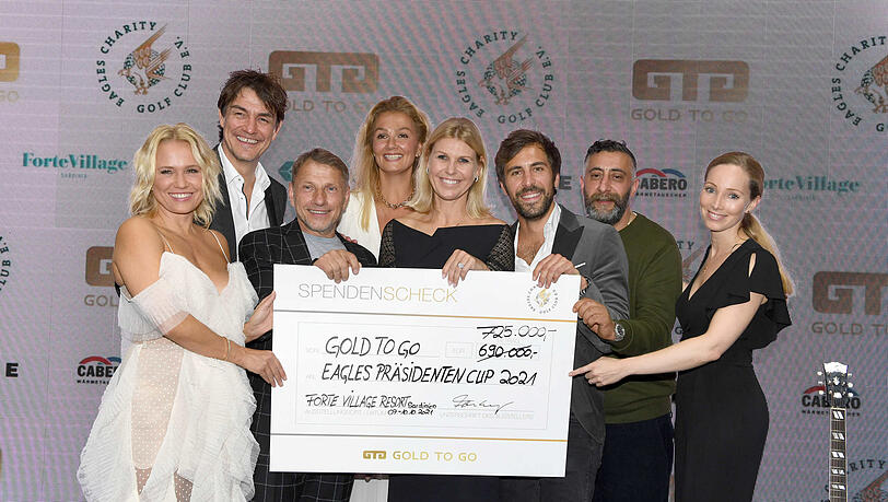 Nova Meierhenrich, Matze Knop, Richy Müller, Franziska van Almsick, Max Giesinger, Kida Khodr Ramadan und Julia Fleschenberg mit dem stolzen Spendenscheck. Nova Meierhenrich, Matze Knop, Richy Müller, Franziska van Almsick, Max Giesinger, Kida Khodr Ramadan und Julia Fleschenberg mit dem stolzen Spendenscheck.