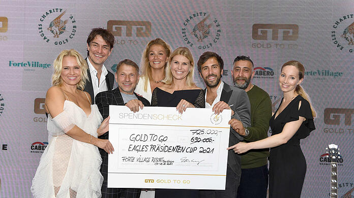 Nova Meierhenrich, Matze Knop, Richy Müller, Franziska van Almsick, Max Giesinger, Kida Khodr Ramadan und Julia Fleschenberg mit dem stolzen Spendenscheck.