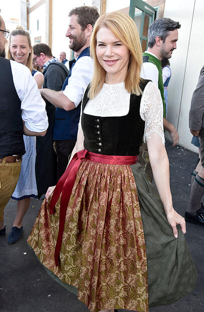 Silke Popp vor der Bräurosl. Silke Popp vor der Bräurosl.
