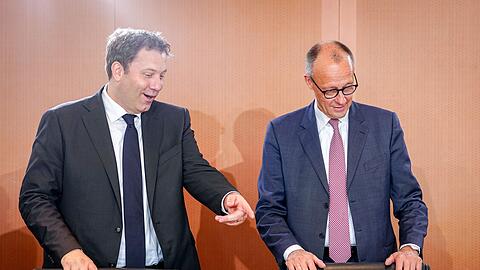 Die Chefs der Koalition, Kanzler Friedrich Merz (CDU, rechts) und Vizekanzler und SPD-Chef Lars Klingbeil begegnen sich auf Augenhöhe. (Archivbild)