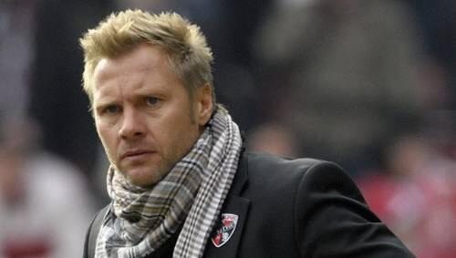 Modisch ist Thorsten Fink ja wirklich auf der Höhe der Zeit, sportlich aber läft es derzeit nicht so gut für Ingolstadts Coach. Modisch ist Thorsten Fink ja wirklich auf der Höhe der Zeit, sportlich aber läft es derzeit nicht so gut für Ingolstadts Coach.